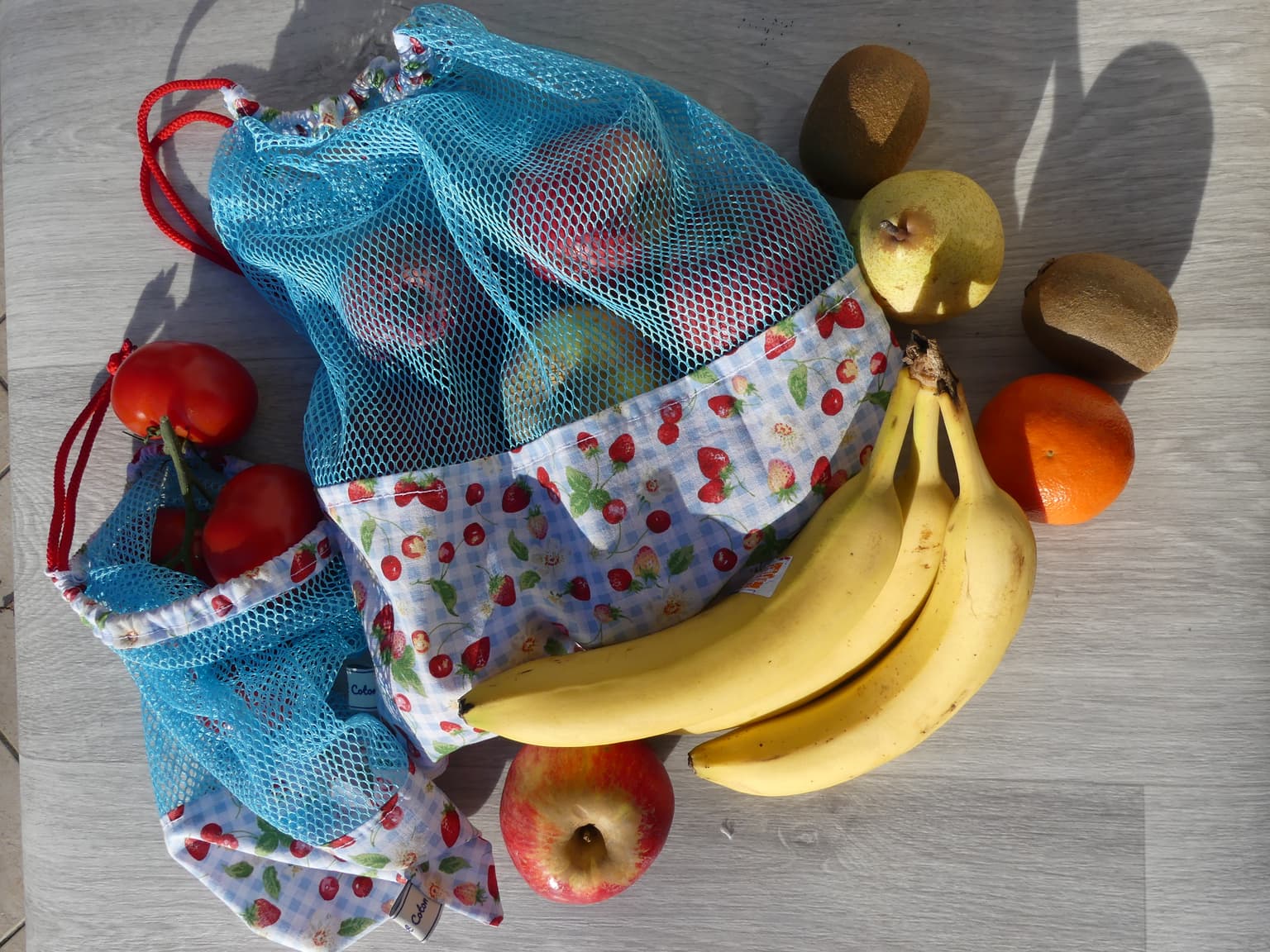 un sac à fruits avec un fillet bleu et des motifs de fruits