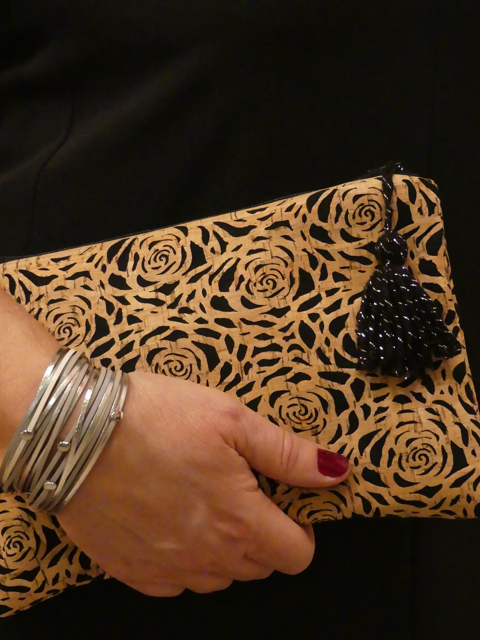 une pochette à mains avec des motifs noirs