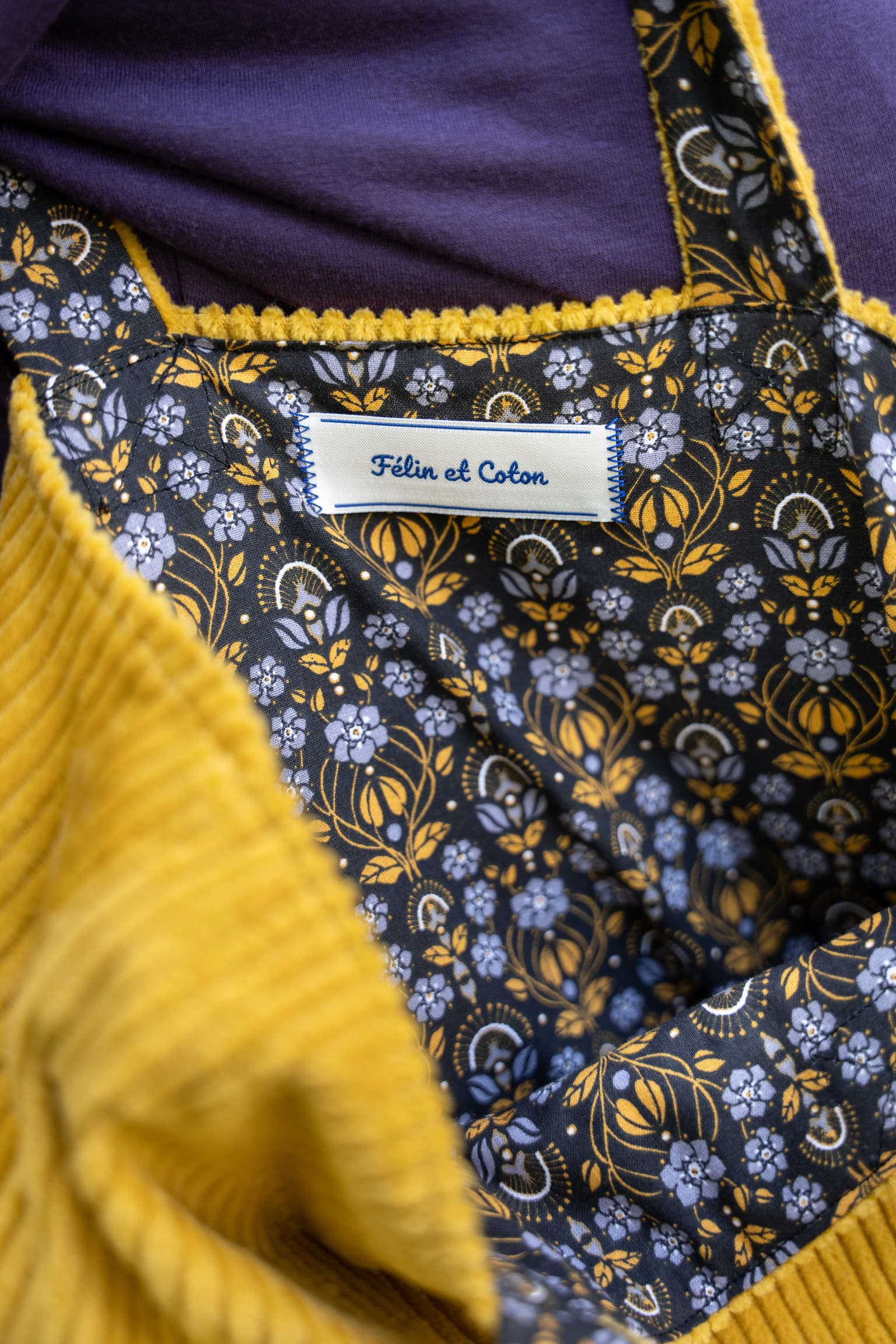 un tote-bag jaune à fleurs