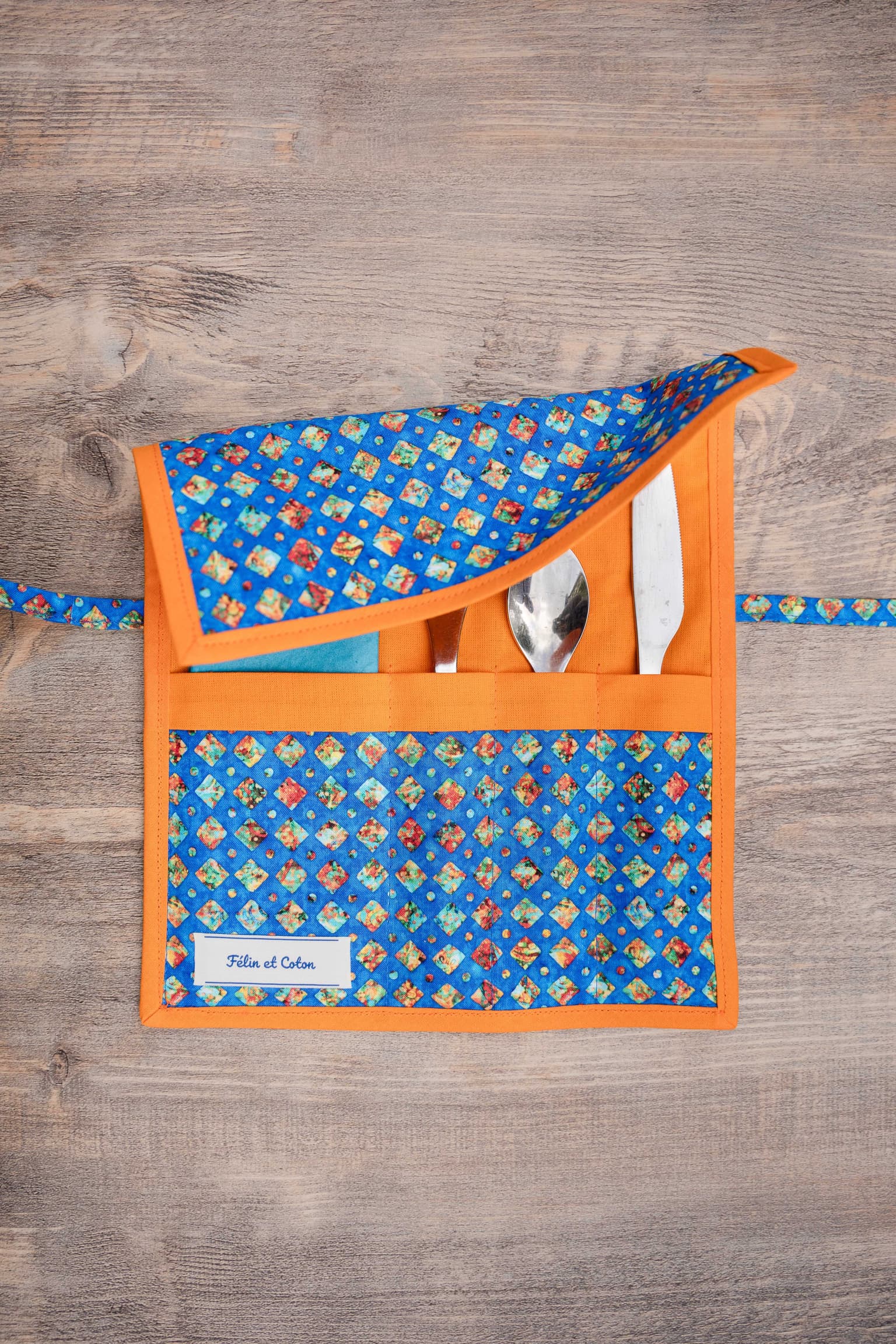 un set à couverts orange et bleu