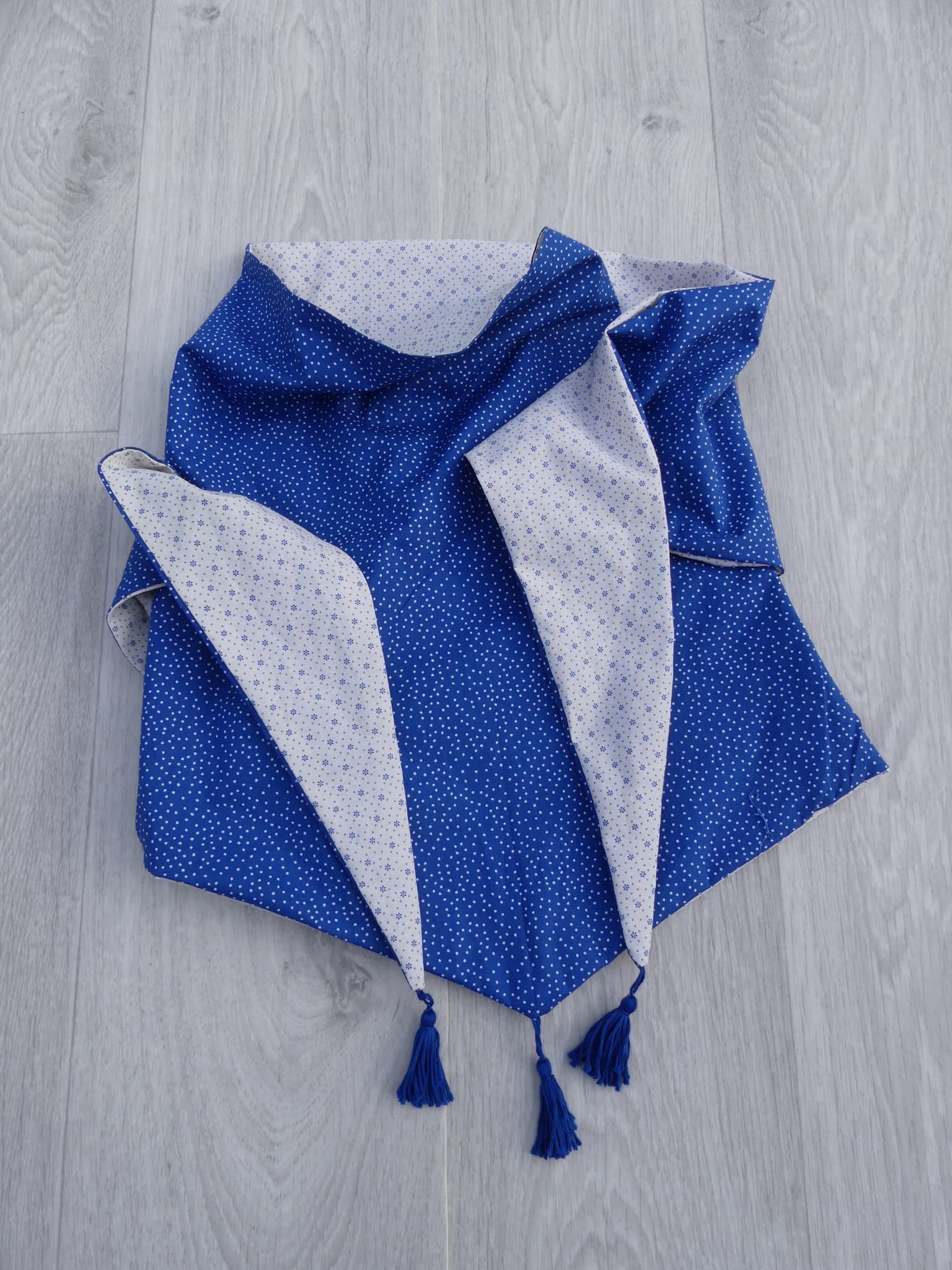 une écharpe bleu et blanche