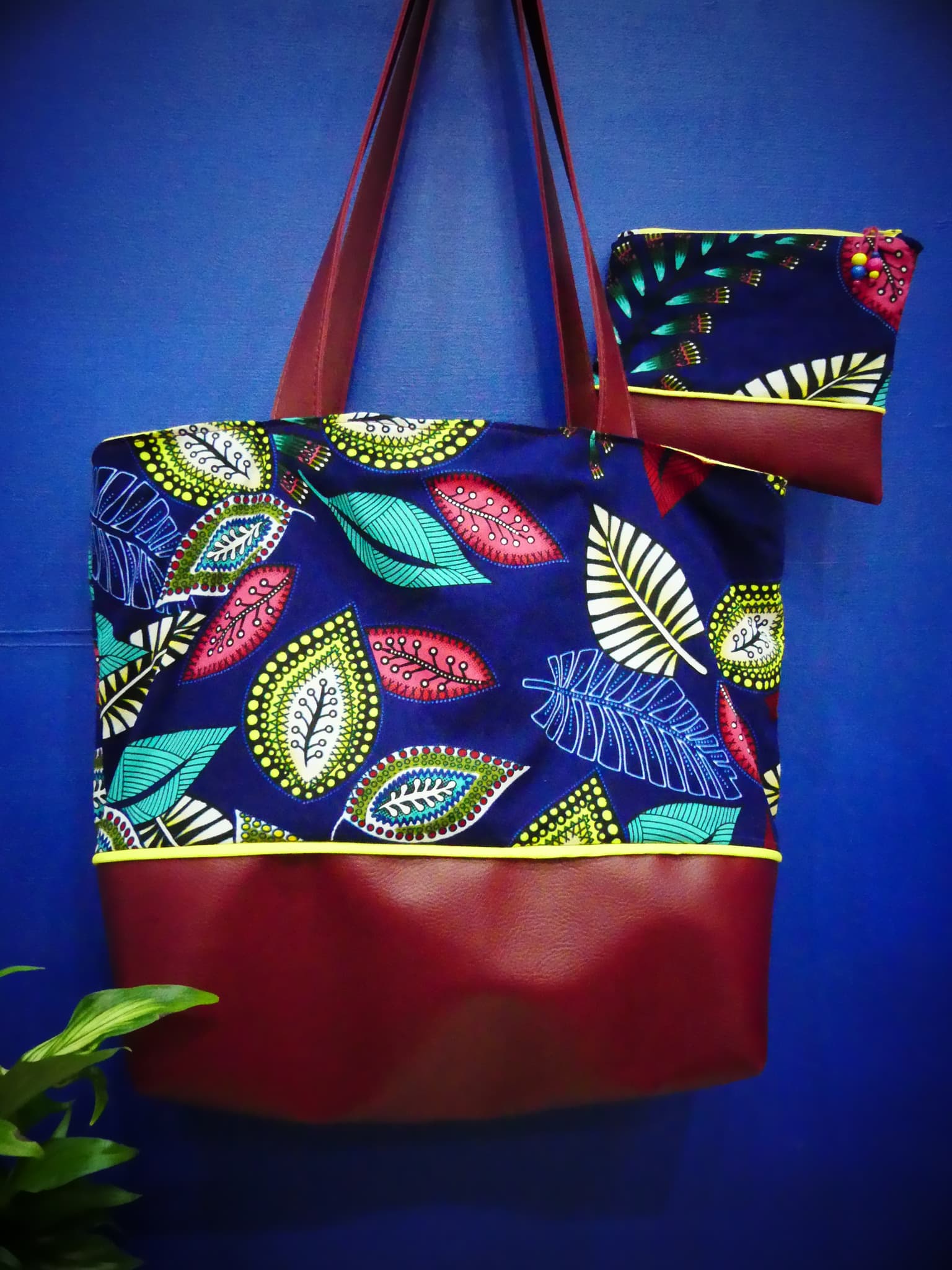 un sac cabas bleu et rouge avec sa pochette assortie