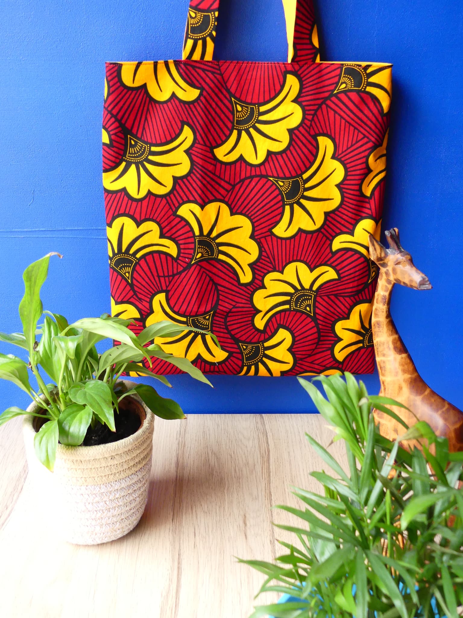 un tote-bag rouge et jaune