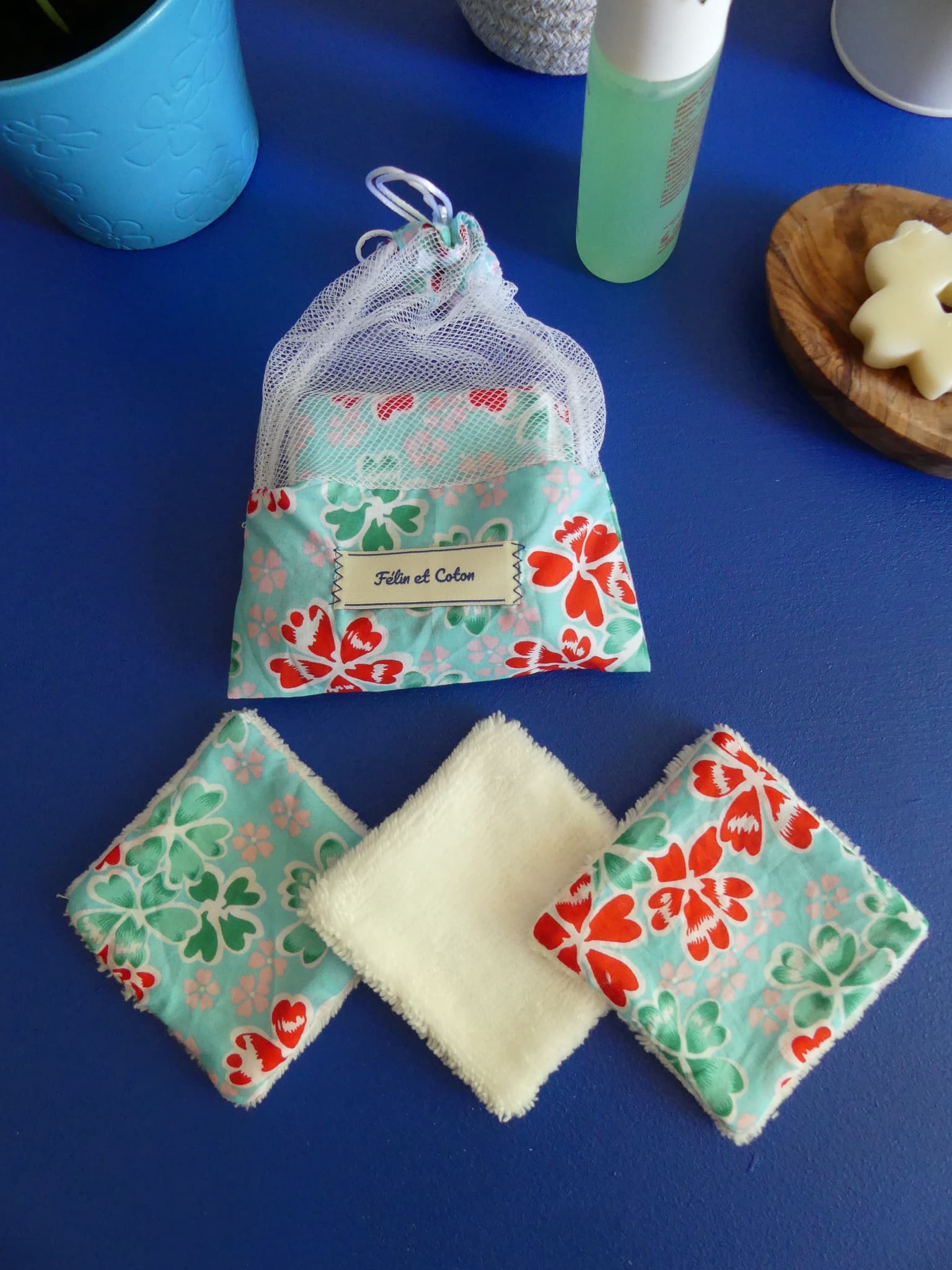 un sac de lingettes colorées