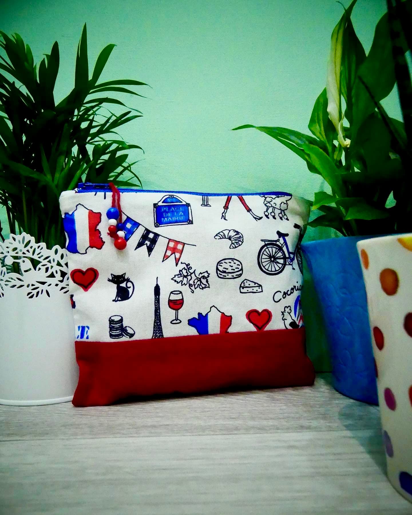 une pochette bleu blanc rouge avec des motifs rappelant la France